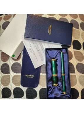 MIKIMOTO International Perfume refillable/ Lip Brush with pearls Vintage not use
